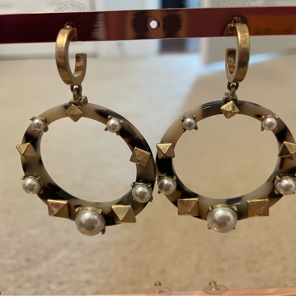 Stella & Dot Game changer  earrings ~ gold studs & pearls tortoise